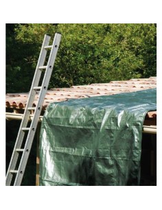Visuel utilisation bâche lourde 240g/m² posée sur un toit avec une échelle à cote