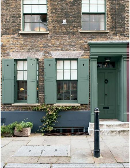 Façade de maison anglaise avec porte d'entrée et volets bois en Green Smoke farrow and ball
