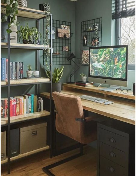 Mur d'un bureau en Green Smoke No.47 FARROW&BALL avec bibliothèque et bureau bois clair