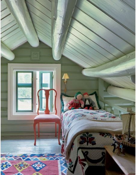 chambre d'enfant sous les toits type chalet peinte en farrow and ball Lichen 
