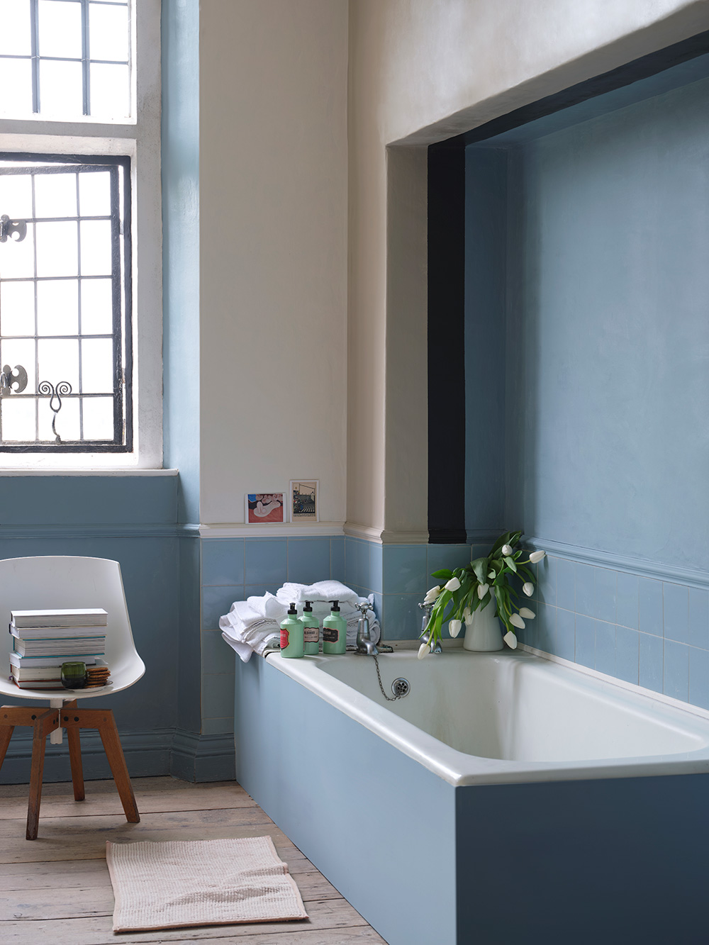 Visuel salle de bain en couleur sardine CB8 pour la baignoire et accent  sur les murs en Roasted Macadamia CB2, Au lait CB9 et liquorice CB10